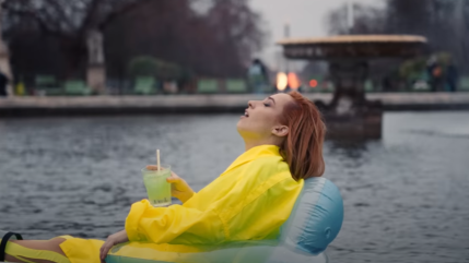 Suzanne vit la "Pura Vida" dans un clip décalé ! Suzanne vit la "Pura Vida" dans un clip décalé !