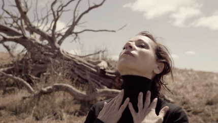 Tina Arena dévoile le clip de "Je Me Rapproche"